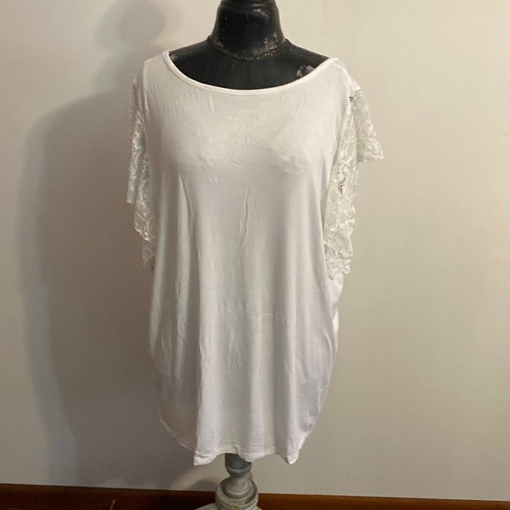 Torrid white top with lace sleeves, size 3X